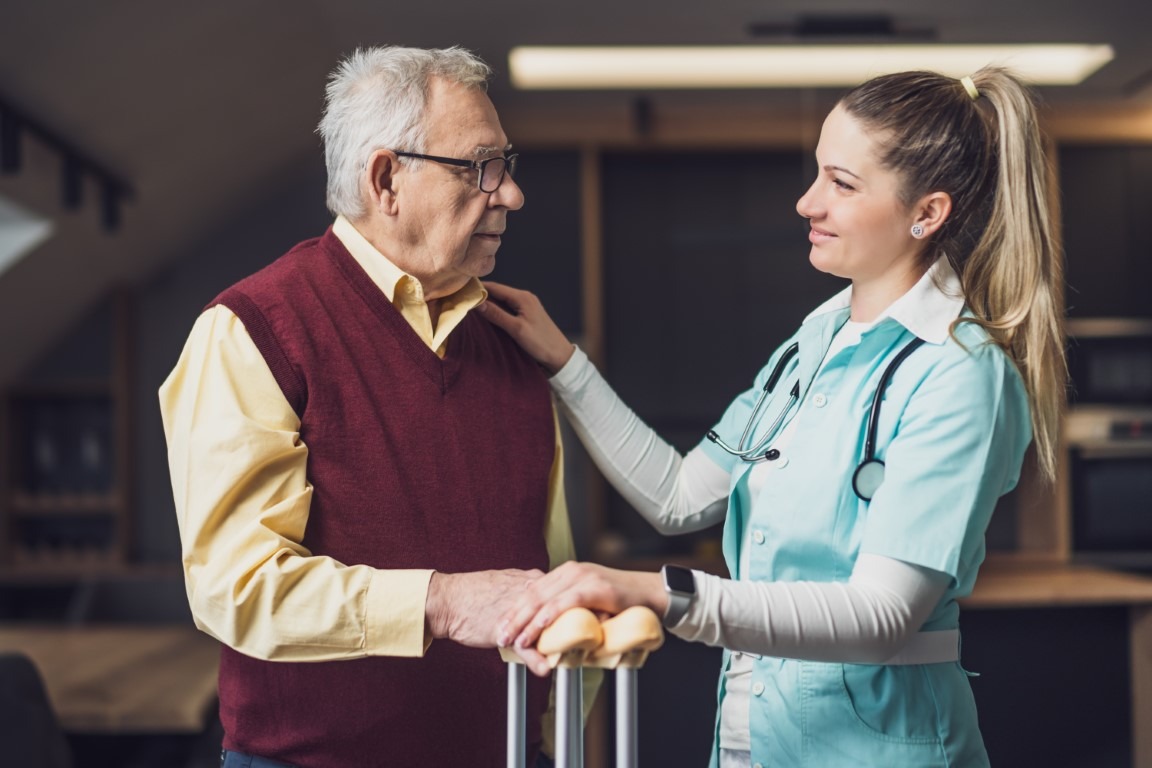 Eine Ärztin redet mit einem älteren Patienten