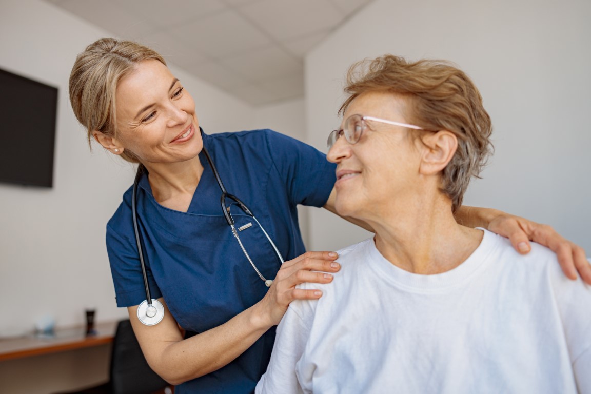 Ärztin spricht mit einem Patienten