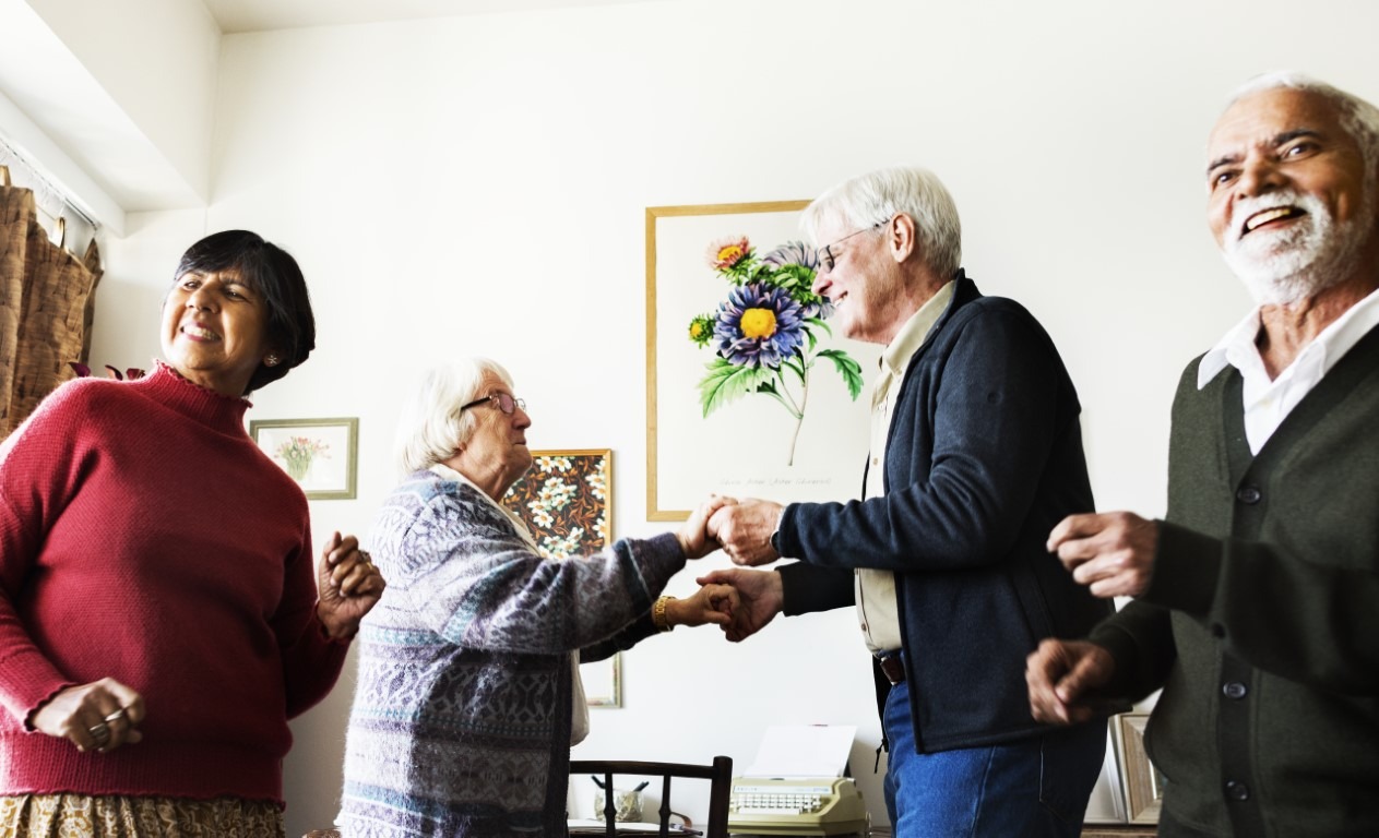 Ältere Menschen tanzen gemeinsam