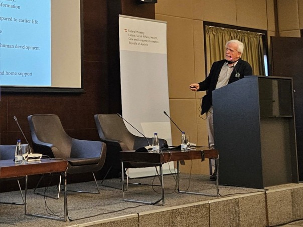 Konferenzteilnehmer sitzen auf ihren Plätzen